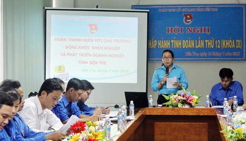Đồng chí Nguyễn Thị Hồng Nhung báo cáo chuyên đề tại Hội nghị